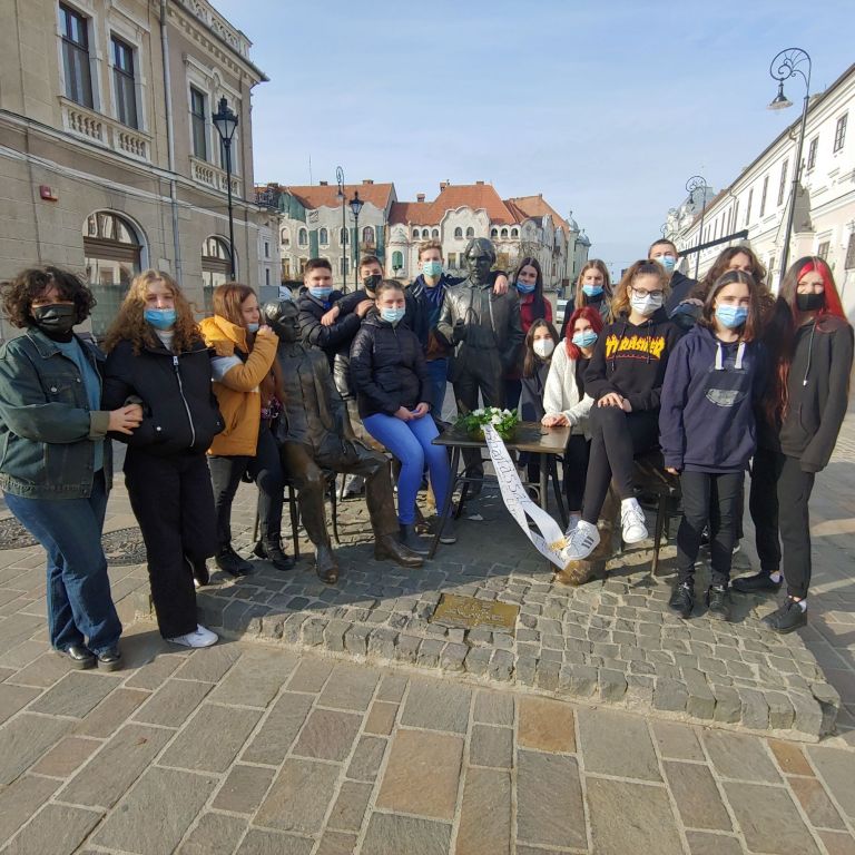 Főhajtással és versmondással emlékeztünk iskolánk névadójára