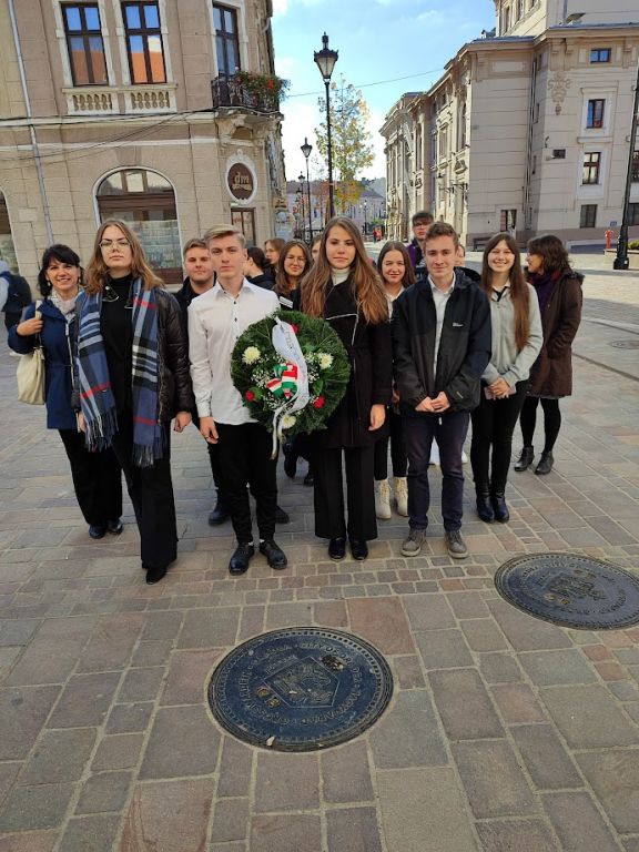 „Föl-földobott kő, földedre hullva, /Kicsi országom, újra meg újra/ Hazajön a fiad.”