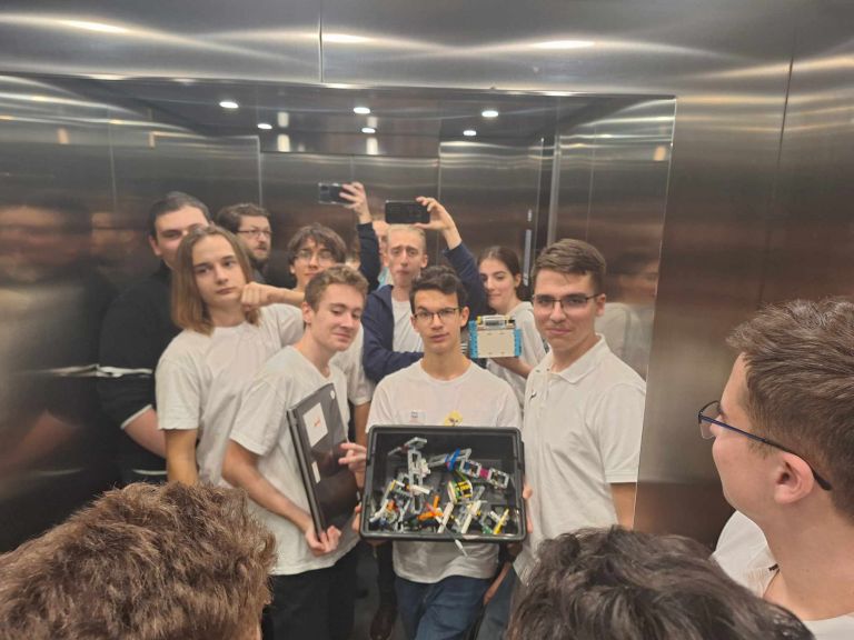 FLL (First Lego League) debreceni regionális robotversenyen vettünk részt